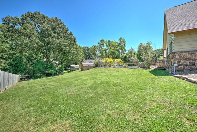 2402 NW Linebarger Lane, Bentonville, AR 72712