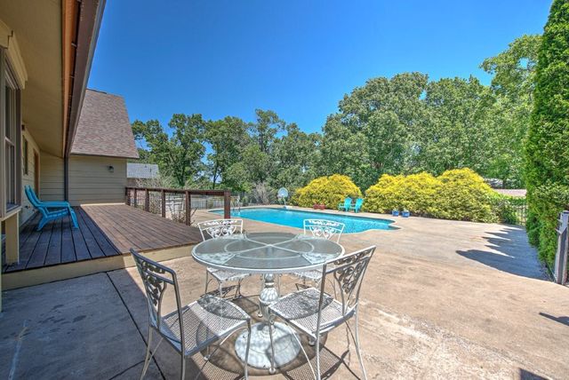 2402 NW Linebarger Lane, Bentonville, AR 72712