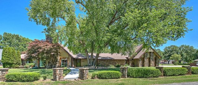2402 NW Linebarger Lane, Bentonville, AR 72712