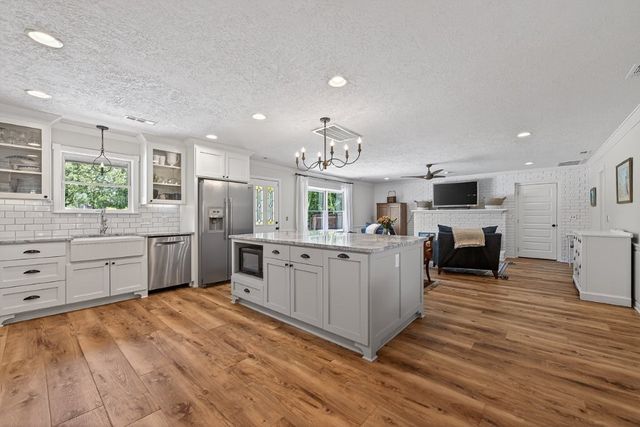 2402 NW Linebarger Lane, Bentonville, AR 72712