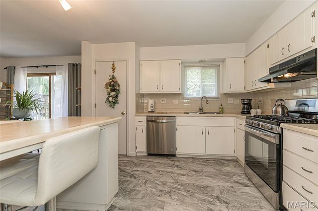 12 Spring Wood Drive, St Peters, MO 63376