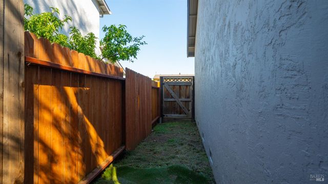 191 Bel Air Dr, Vacaville, CA 95687