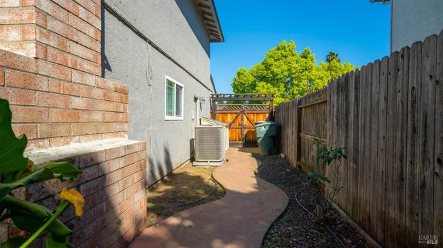 191 Bel Air Dr, Vacaville, CA 95687