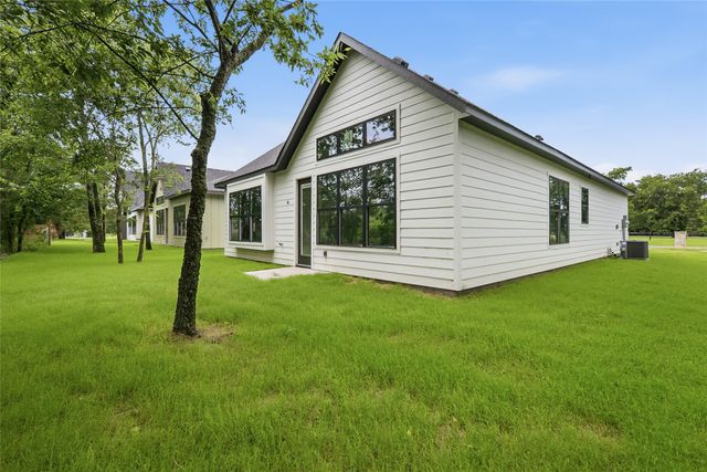 307 E Locust Street, Leonard, TX 75452