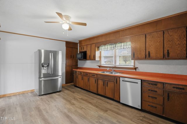 802 Stanley Valley Road, Rogersville, TN 37857