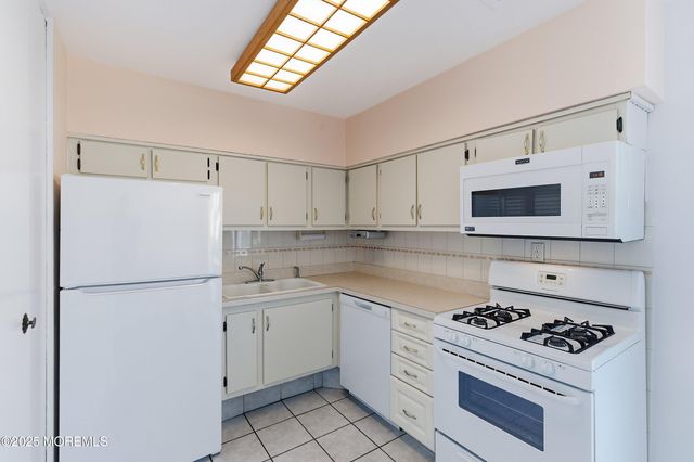 7 Nebraska Drive 153, Matawan, NJ 07747