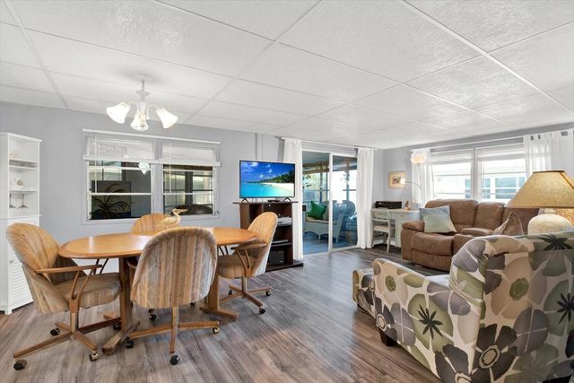 7880 54TH AVENUE N 17, St Petersburg, FL 33709