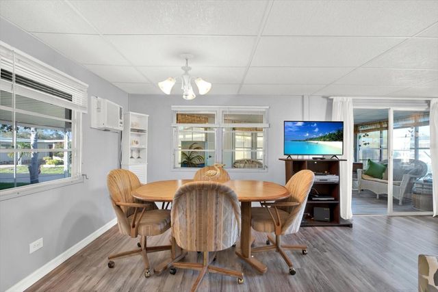 7880 54TH AVENUE N 17, St Petersburg, FL 33709