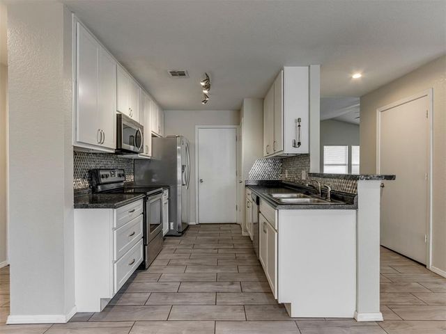 920 Periwinkle Drive, Yukon, OK 73099