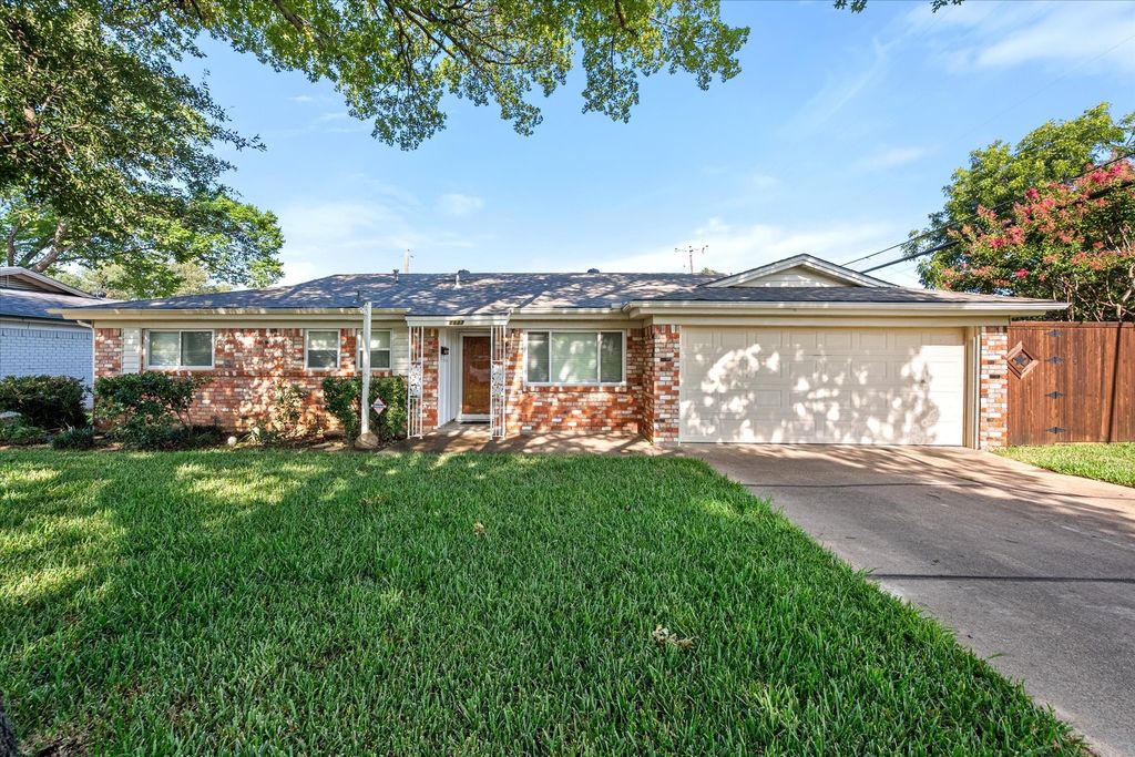 1137 Irwin Drive, Hurst, TX 76053