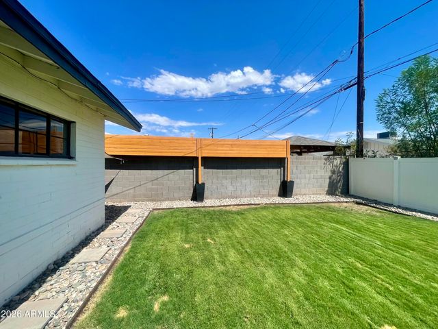 529 W UNIVERSITY Drive, Mesa, AZ 85201