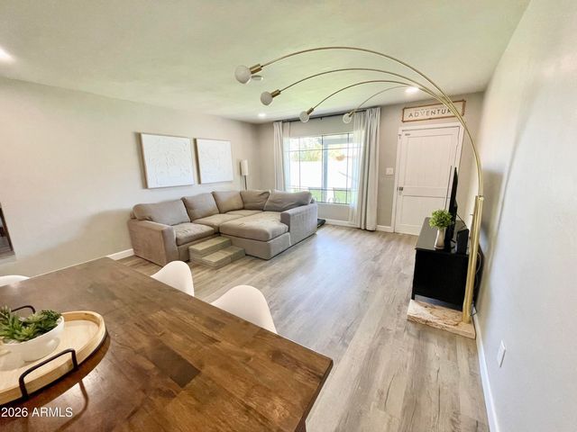 529 W UNIVERSITY Drive, Mesa, AZ 85201
