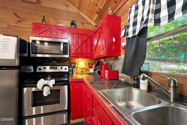 1935 Sb Ogle Lane, Sevierville, TN 37876