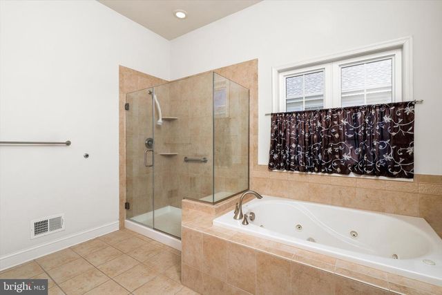 24 RAVENSLAKE RD, Monroe Township, NJ 08831