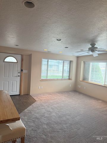 743 Lawrence Ave, Twin Falls, ID 83301