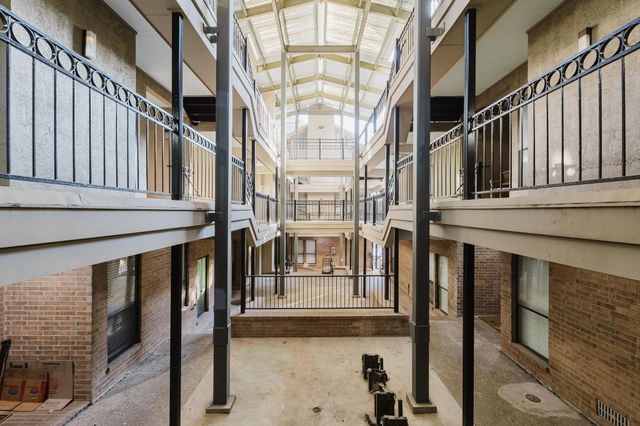 1910 Robbins PL 207, Austin, TX 78705