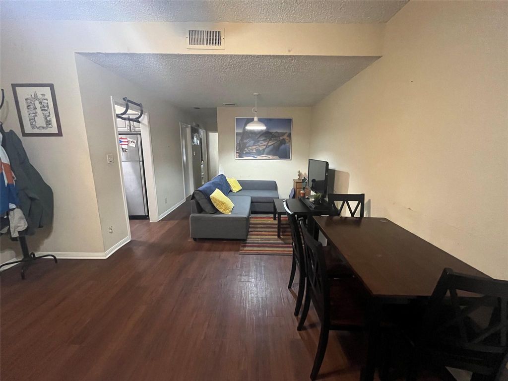 1910 Robbins PL 207, Austin, TX 78705