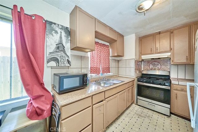 1011 W Avenue H12, Lancaster, CA 93534