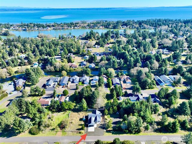 716 Island Circle SE, Ocean Shores, WA 98569