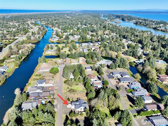 716 Island Circle SE, Ocean Shores, WA 98569