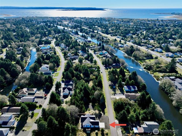 716 Island Circle SE, Ocean Shores, WA 98569