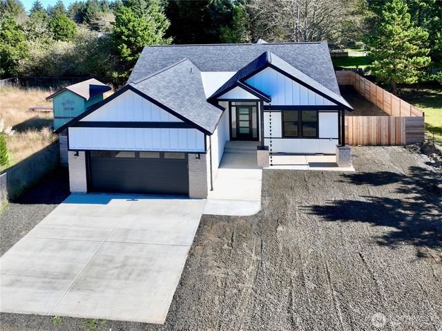 716 Island Circle SE, Ocean Shores, WA 98569