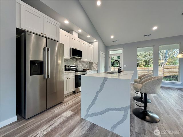 716 Island Circle SE, Ocean Shores, WA 98569