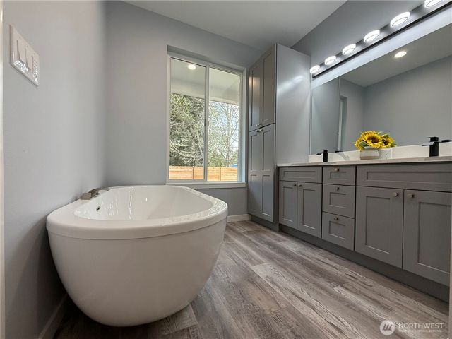 716 Island Circle SE, Ocean Shores, WA 98569