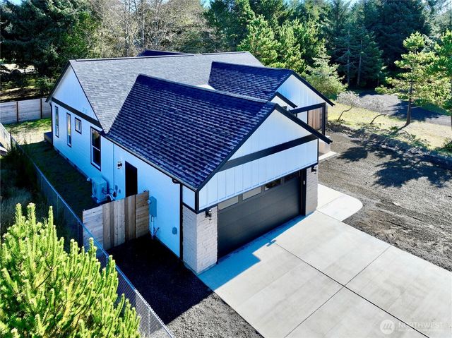716 Island Circle SE, Ocean Shores, WA 98569