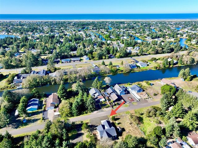 716 Island Circle SE, Ocean Shores, WA 98569