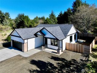 716 Island Circle SE, Ocean Shores, WA 98569