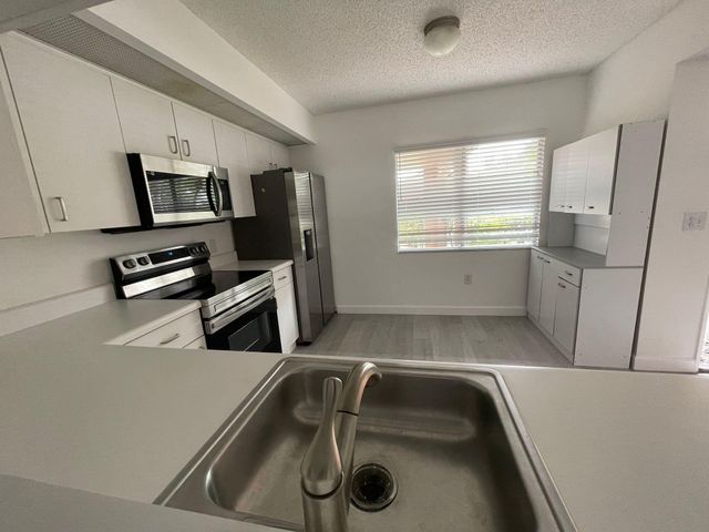 13700 SW 11th St 106A, Pembroke Pines, FL 33027