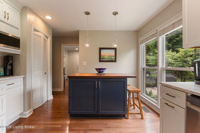 502 Rothbury Ln, Douglass Hills, KY 40243