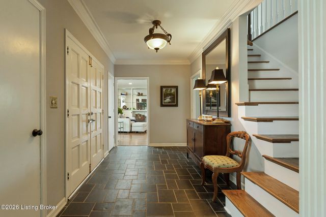 502 Rothbury Ln, Douglass Hills, KY 40243