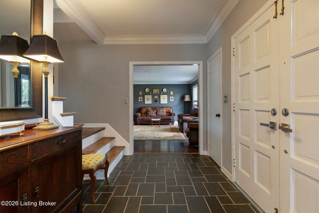 502 Rothbury Ln, Douglass Hills, KY 40243