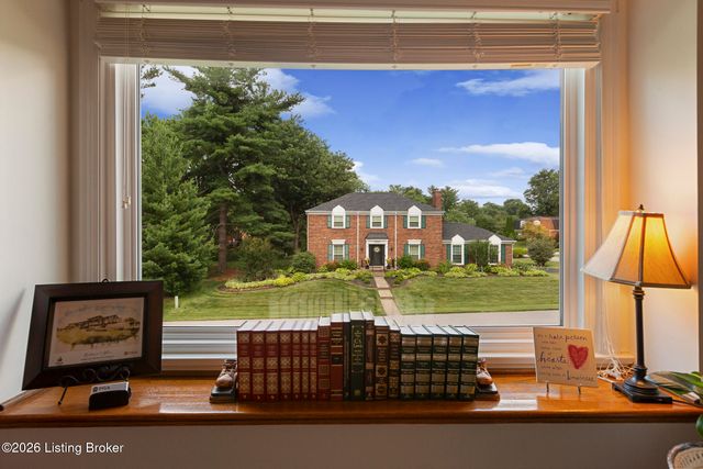 502 Rothbury Ln, Douglass Hills, KY 40243