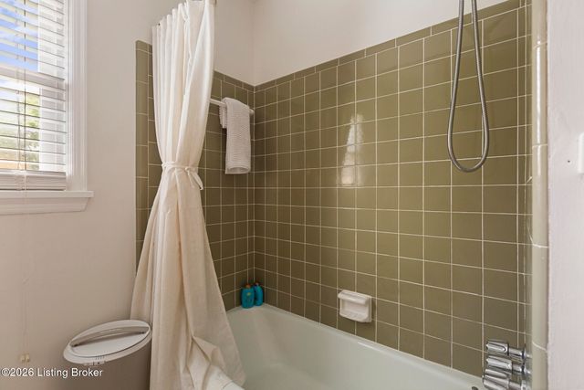 502 Rothbury Ln, Douglass Hills, KY 40243
