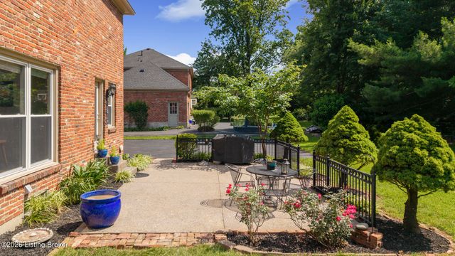 502 Rothbury Ln, Douglass Hills, KY 40243