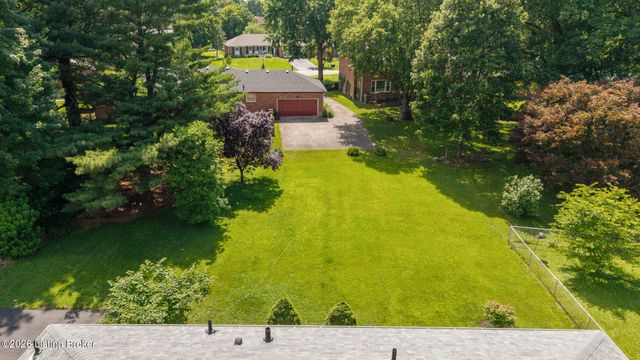 502 Rothbury Ln, Douglass Hills, KY 40243