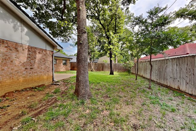 4209 W Pleasant Forest Street, Arlington, TX 76015