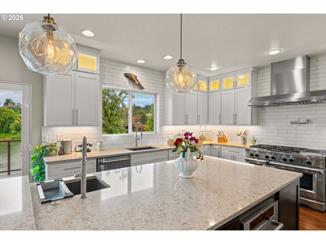 5095 TERRITORIAL Dr, West Linn, OR 97068