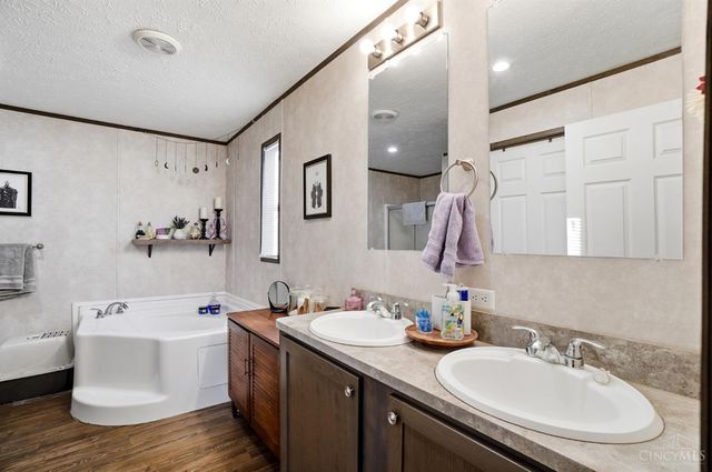 555 Cross Creek Dr, Wilmington, OH 45177