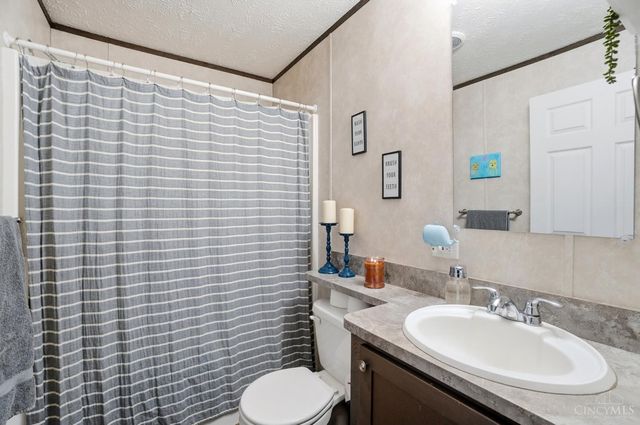 555 Cross Creek Dr, Wilmington, OH 45177