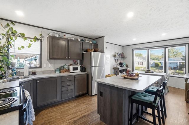 555 Cross Creek Dr, Wilmington, OH 45177