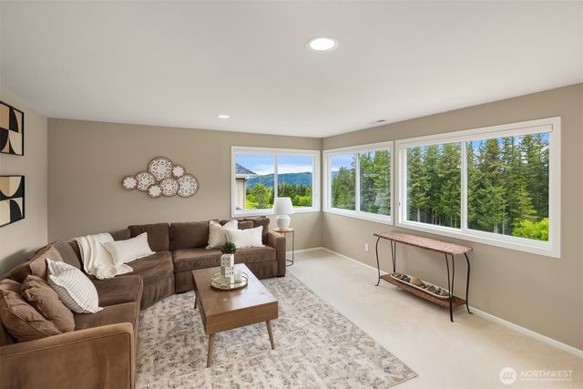 6606 Fairway Avenue SE, Snoqualmie, WA 98065
