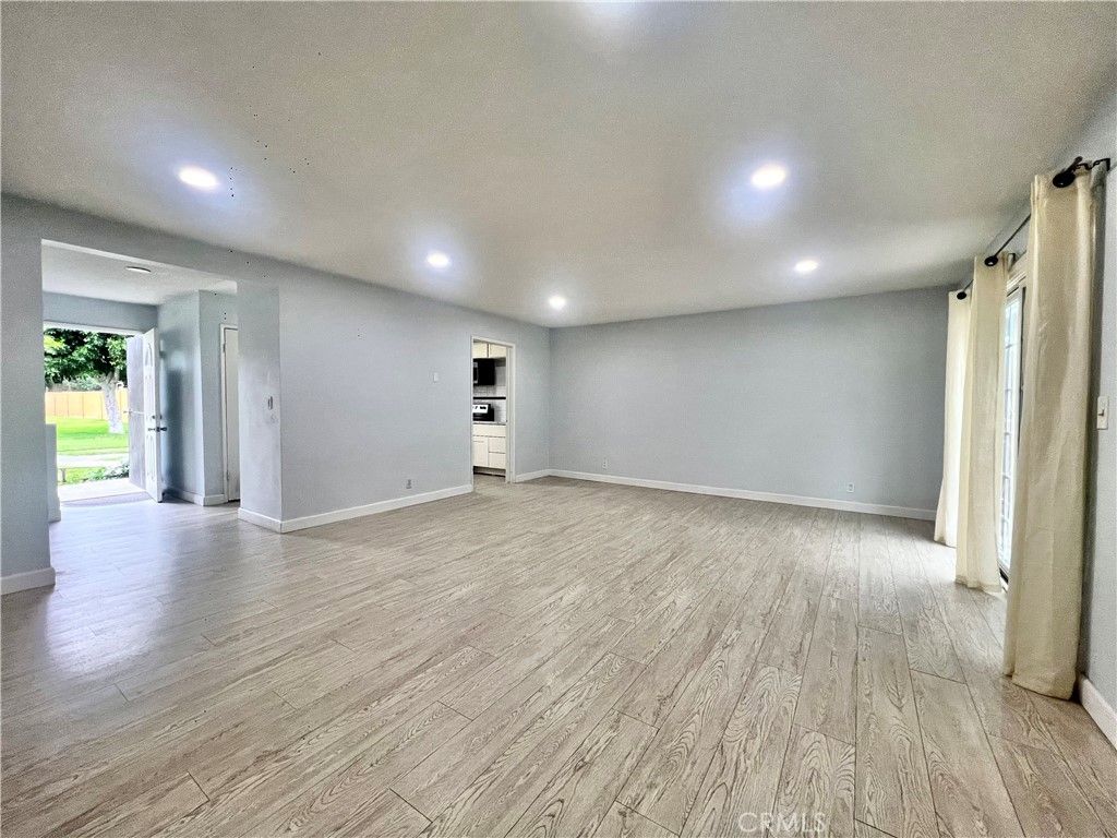 Image 2 of property listing at 624 S Sullivan 15D, Santa Ana, CA 92704