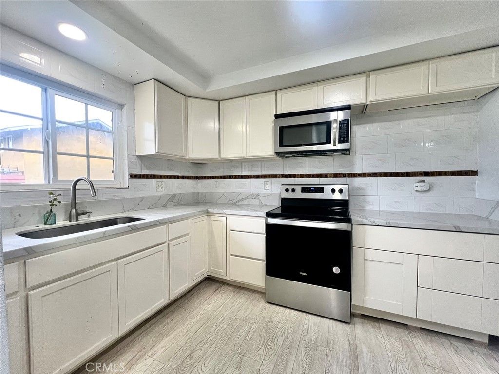 Image 3 of property listing at 624 S Sullivan 15D, Santa Ana, CA 92704