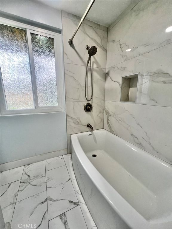 Image 9 of property listing at 624 S Sullivan 15D, Santa Ana, CA 92704