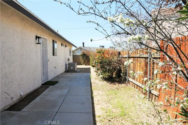 15354 Kiamichi Rd, Apple Valley, CA 92307