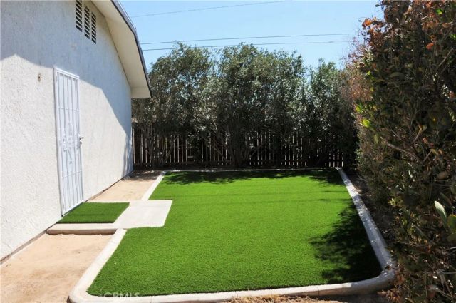 15354 Kiamichi Rd, Apple Valley, CA 92307